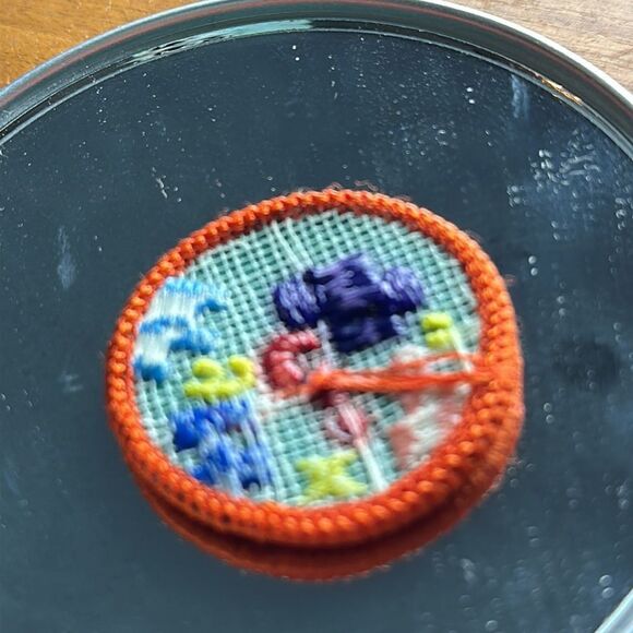 Vintage 90s Retired Junior Girl Scouts puzzlers badge/patch - Picture 2 of 2